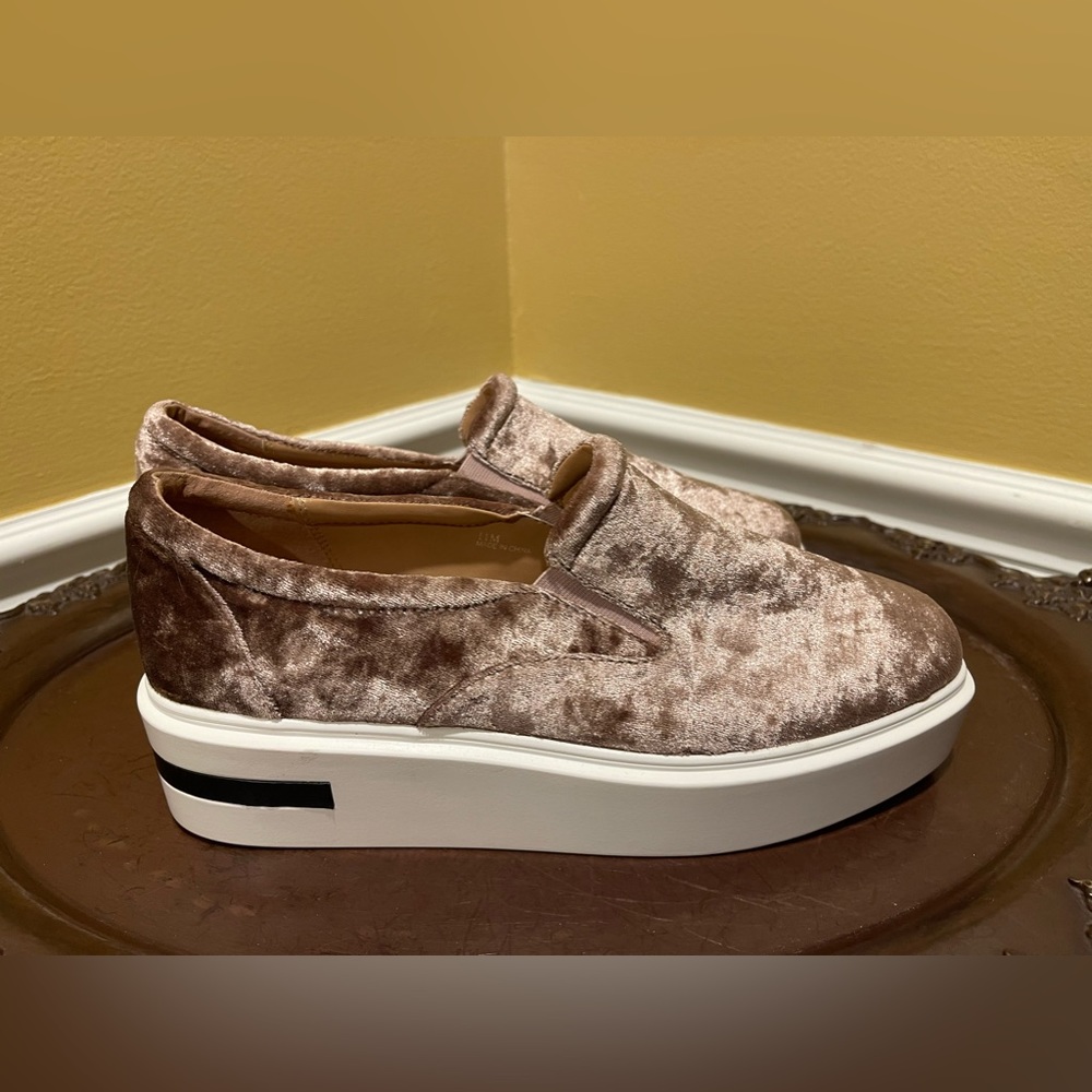 NWOT Women’s J Paolo Crushed Velvet Sneakers - Picture 4 of 8